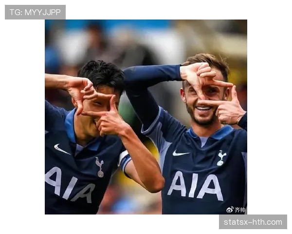 孙兴慜独特“拍照”庆祝动作引爆社交网络,彰显球星个性魅力 孙兴慜独特“拍照”庆祝动作引爆社交网络,彰显球星个性魅力