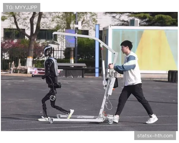 高亭宇训练完直接拎两袋冰去敷腿，这人是真拿自己当机器用啊